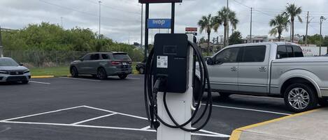 Un hotel de carretera con un letrero de 'Travelodge by Wyndham', un restaurante IHOP y una bomba de combustible.