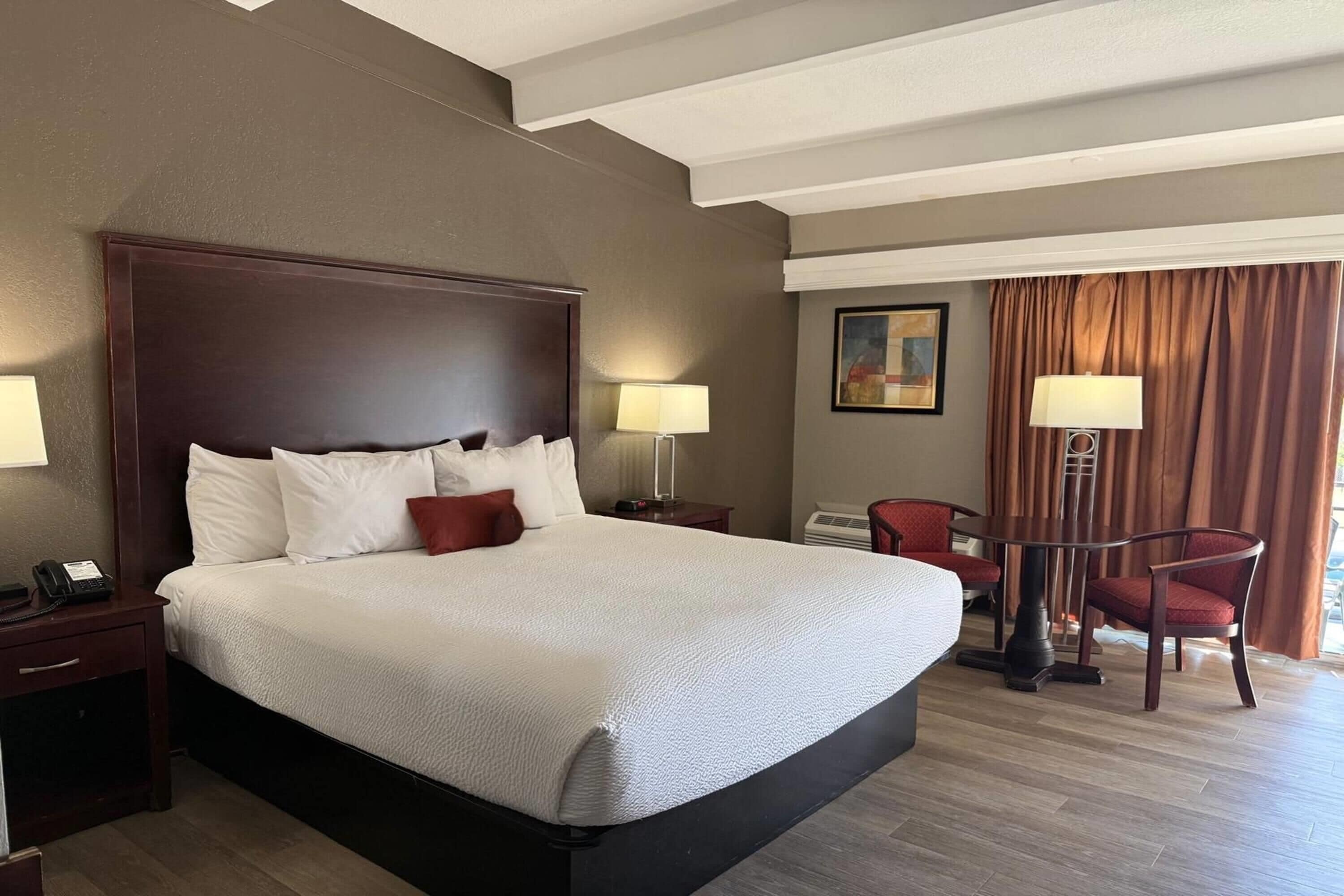 Habitación, 1 cama King size, para no fumadores | Tabla de planchar con plancha, cunas gratuitas y camas extra 