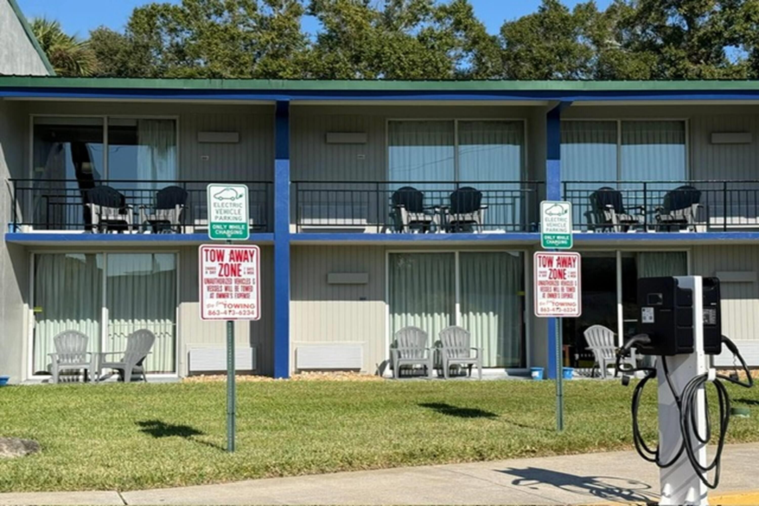 Un motel doté d’un toit végétalisé, de deux balcons et de bornes de recharge pour véhicules électriques.