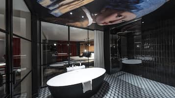 Suite (Suite Vermeer) | Baño | Artículos de higiene personal de diseño, secador de pelo y albornoces
