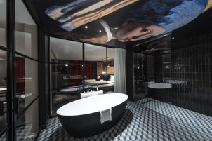 Suite (Suite Vermeer) | Bathroom | Designer toiletries, hair dryer, bathrobes, slippers