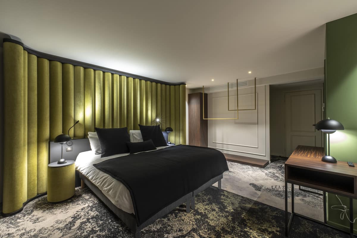 suite (suite emeraude) | premium bedding, down duvets, pillow-top beds, free minibar items