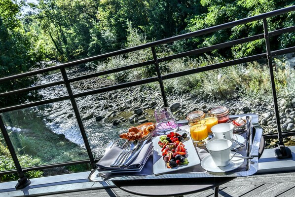 Suite (Suite Pavillon) | In-room dining - Baud Hôtel Restaurant (Bonne)