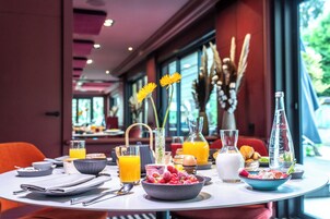 Daily cooked-to-order breakfast (EUR 20 per person)