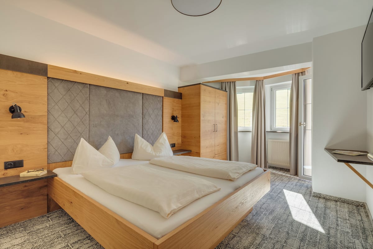 Hypo-allergenic bedding, down duvets, in-room safe, desk