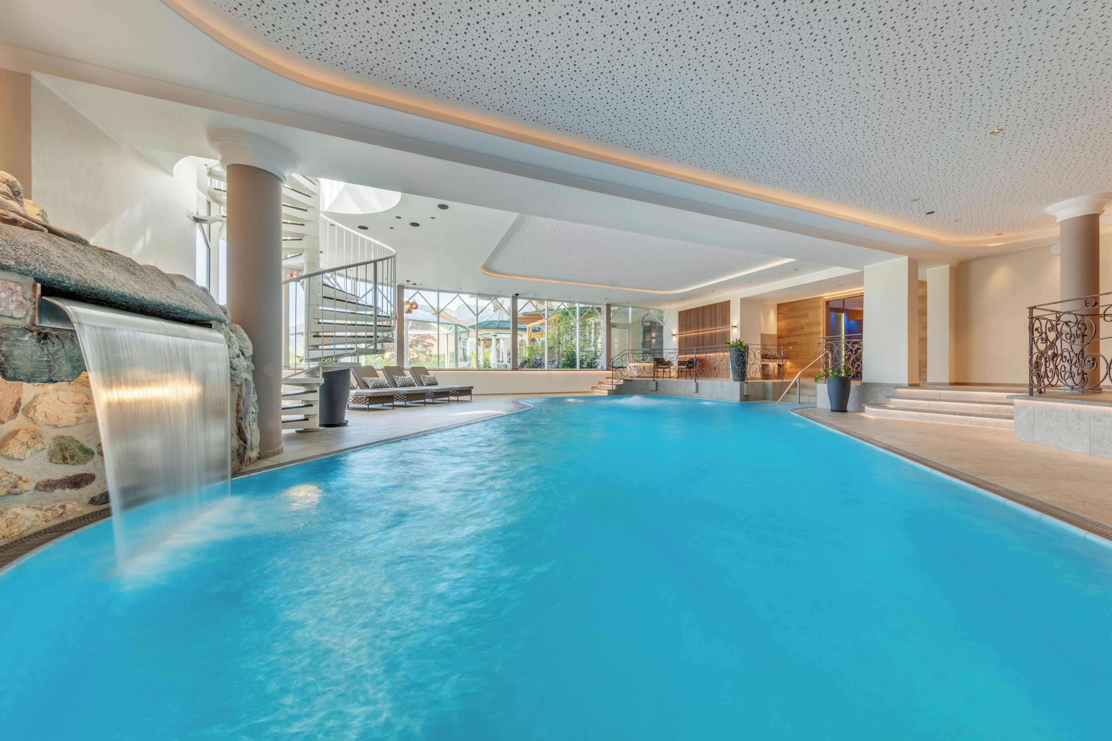 Indoor pool, sun loungers