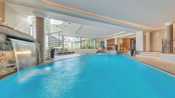 Indoor pool, sun loungers
