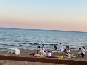 Pantai di sekitar, selancar angin, voli pantai, dan mendayung