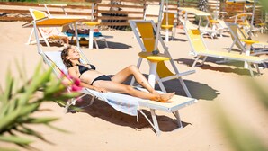 A beach with sun loungers and umbrellas. - Triscinamare Hotel Residence (Castelvetrano)