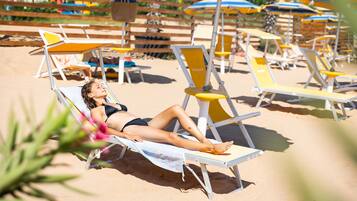 Plage à proximité, planche à voile, beach-volley, canoë
