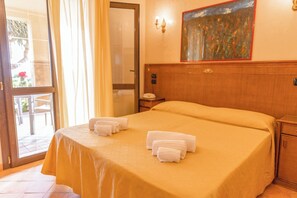 In-room safe, individually decorated, blackout curtains, soundproofing - Triscinamare Hotel Residence (Castelvetrano)