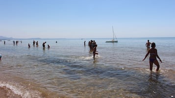 Pantai di sekitar, selancar angin, voli pantai, dan mendayung