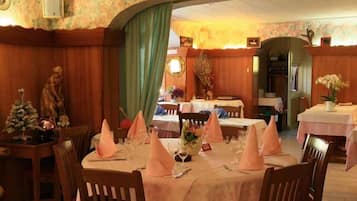 Petit déjeuner, déjeuner et dîner servis sur place