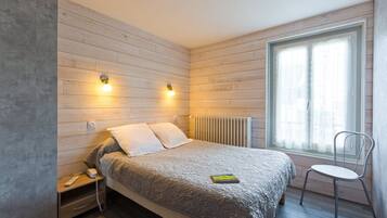 Double Room | Iron/ironing board, free cribs/infant beds, rollaway beds, free WiFi