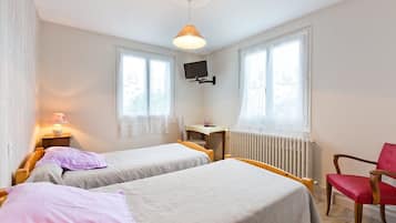 Triple Room | Iron/ironing board, free cots/infant beds, rollaway beds, free WiFi