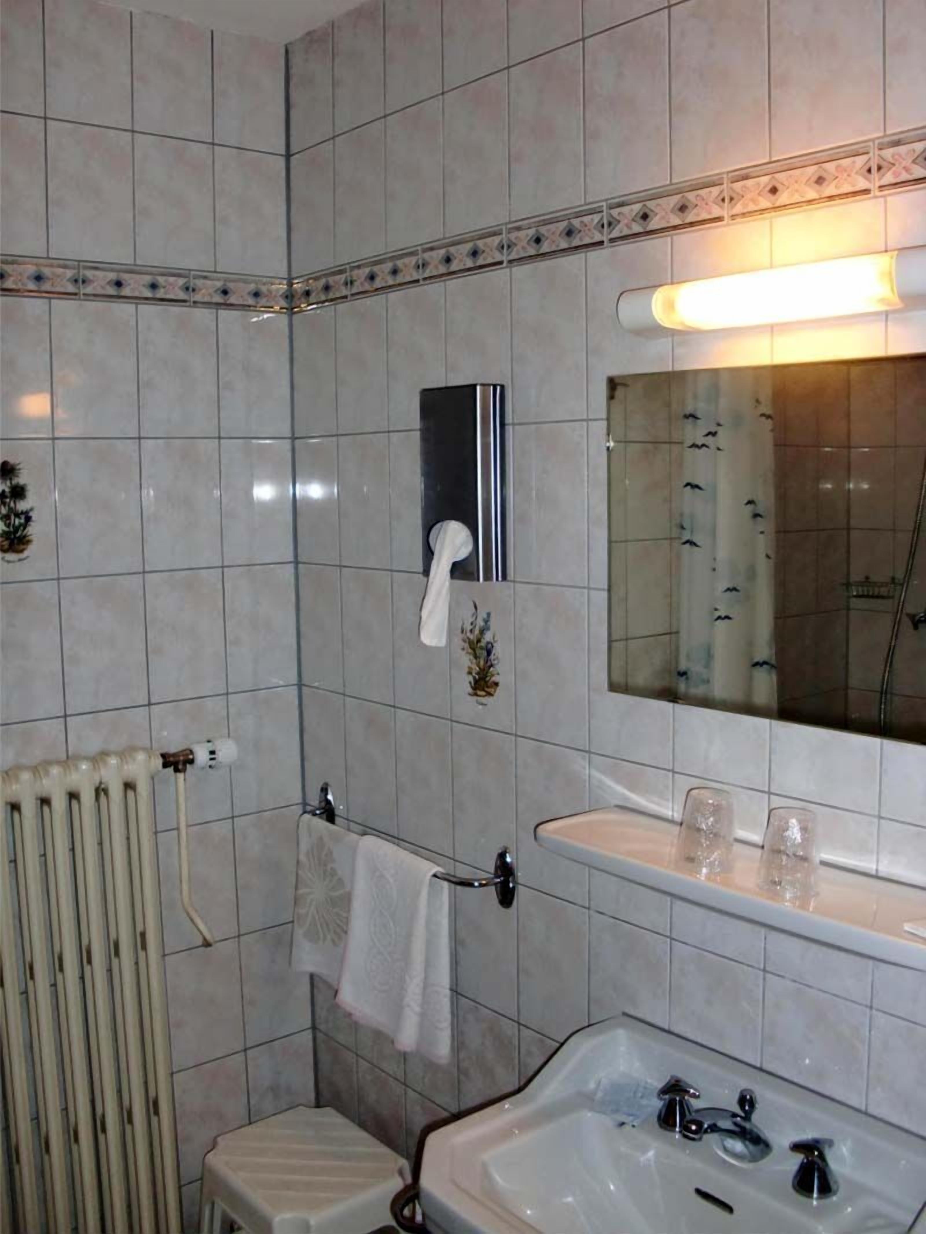combined shower/bathtub, hair dryer