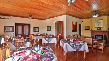 Free daily English breakfast