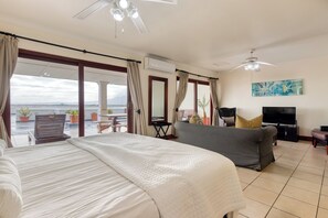 Senior Penthouse, 1 King Bed, Sea View | Premium bedding, Select Comfort beds, in-room safe, iron/ironing board - Berg en Zee Guesthouse (Cape Town)