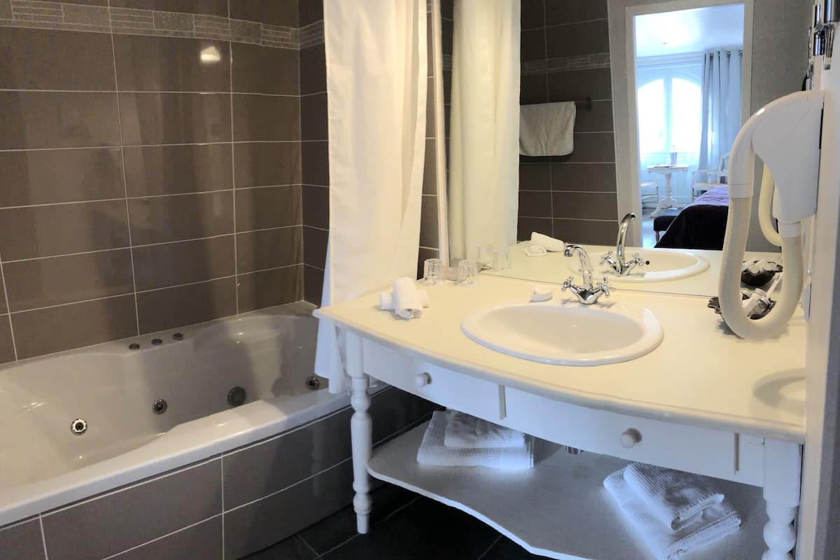 Haartrockner, Bademäntel, Hausschuhe, Handtücher