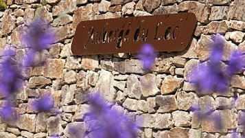 A stone wall with a metal sign reading "Jungfer du Lac".