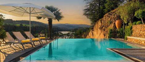 Kolam renang terbuka bermusim