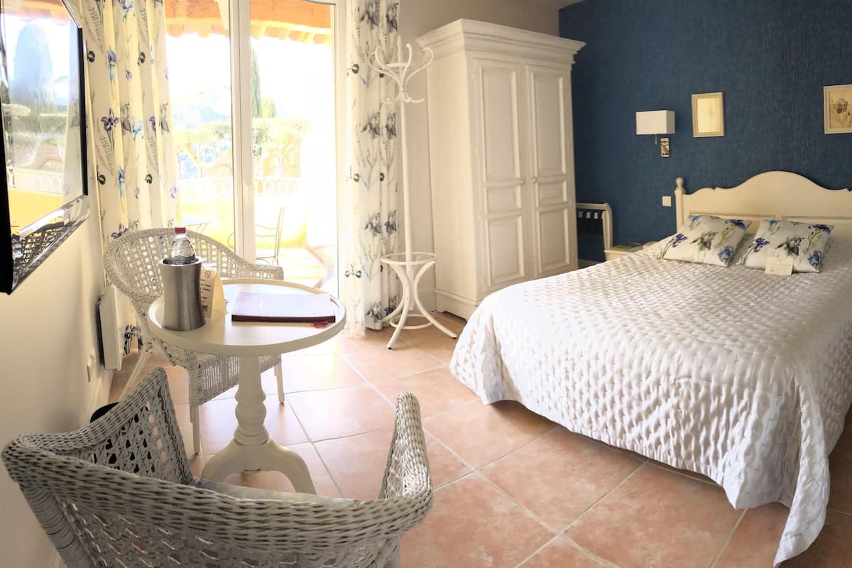 Doppelzimmer, Terrasse | Zimmersafe, individuell dekoriert, individuell eingerichtet