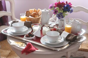 Daily continental breakfast for a fee - Auberge du Lac (Savas)