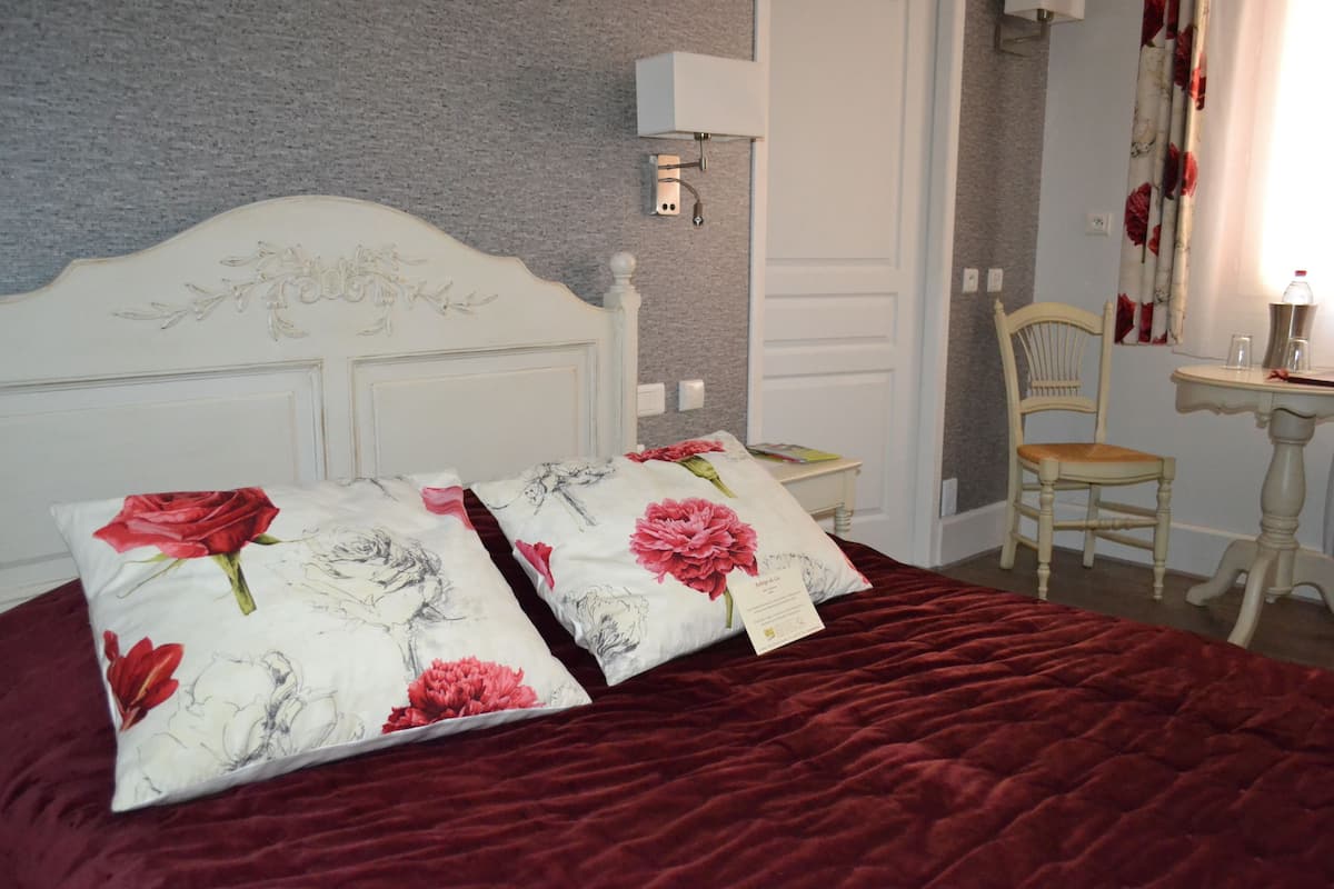 Standard-Doppelzimmer | Zimmersafe, individuell dekoriert, individuell eingerichtet