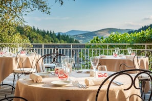 Lunch and dinner served, French cuisine