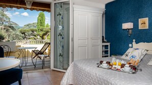 Un dormitorio con cama, bandeja de desayuno y vistas al exterior.