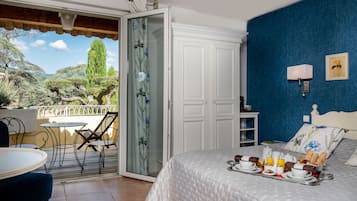 Quarto casal, terraço | Cofres nos quartos, individualmente decorados