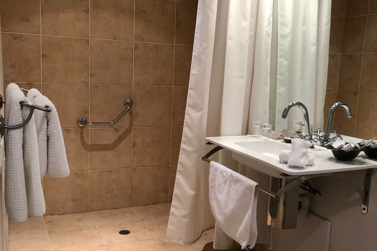 Standard-Doppelzimmer | Badezimmer | Haartrockner, Bademäntel, Hausschuhe, Handtücher