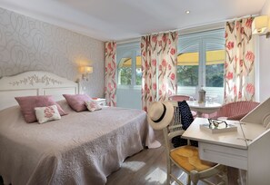 Classic Double Room | In-room safe, individually decorated, individually furnished - Auberge du Lac (Savas)