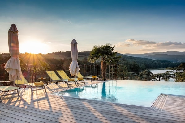 Una piscina al aire libre de temporada