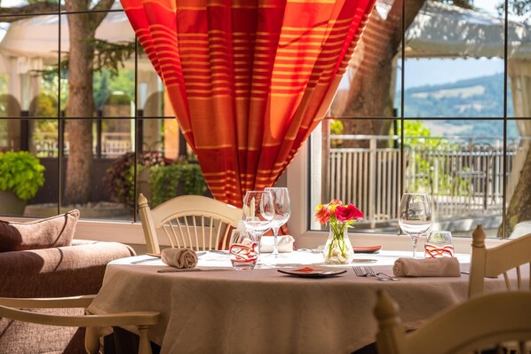 Lunch and dinner served, French cuisine