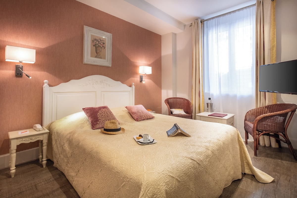Standard Double Room | In-room safe, individually decorated, individually furnished