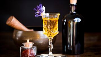 Bar (trong khuôn viên)