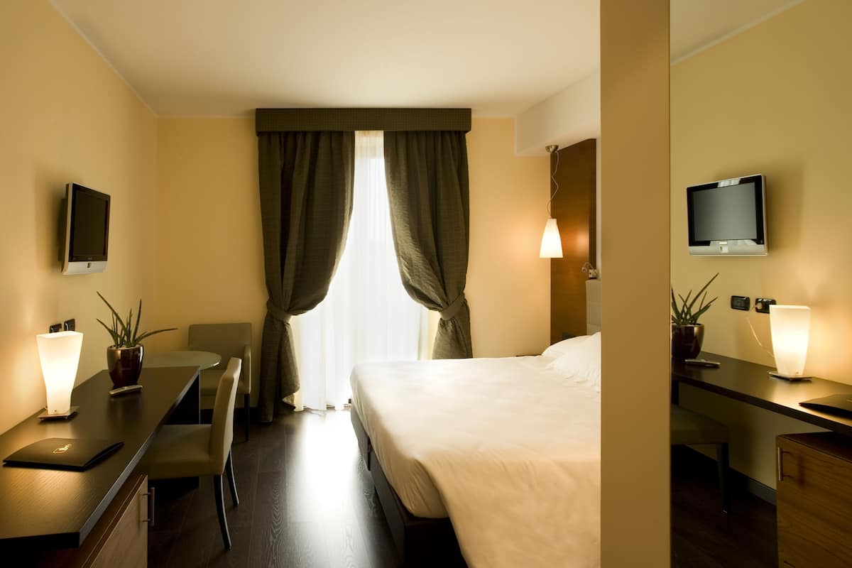 1 bedroom, down duvets, minibar, in-room safe