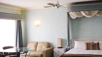 Nệm có lớp đệm bông, bàn, khu vực làm việc phù hợp cho laptop