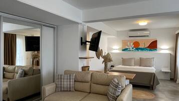 Perhestudiosviitti | Select Comfort -patjalliset sängyt, minibaari, tallelokero huoneessa