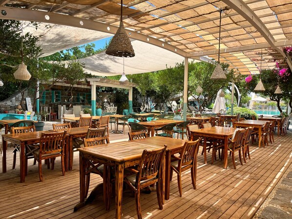 Frühstück, Mittagessen, Abendessen, türkische Küche, Blick auf den Pool 