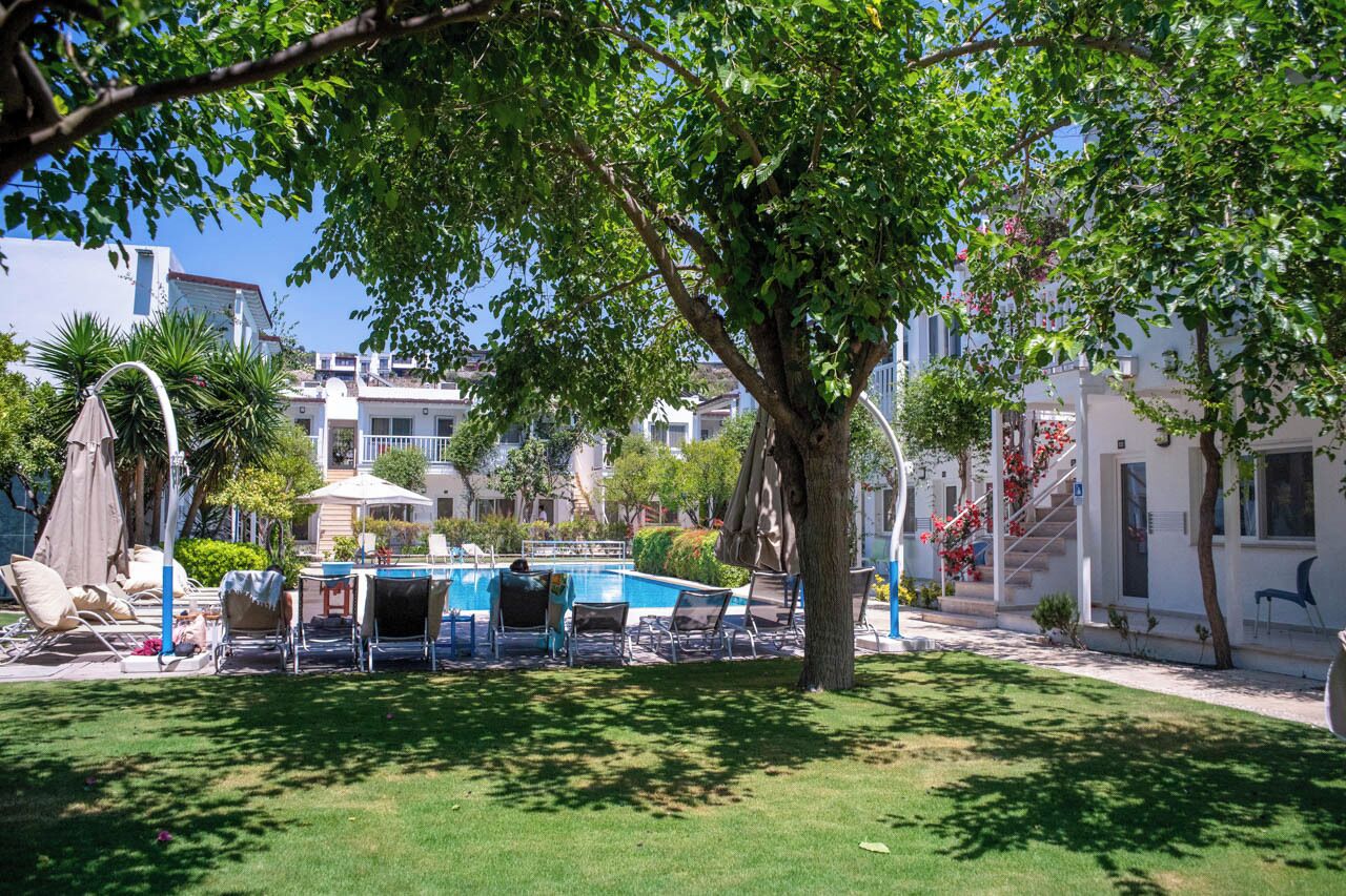 Alberca al aire libre, sombrillas en la alberca y camastros 