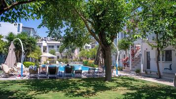 Piscine extérieure, parasols de plage, chaises longues