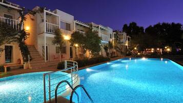 Ulkouima-allas avoinna 9.00–20.30, aurinkovarjoja, aurinkotuoleja