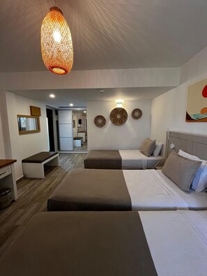 Una habitación de hotel moderna con una cama, un escritorio y una lámpara colgante.