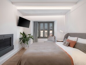 Deluxe Studio Suite, 1 King Bed, City View