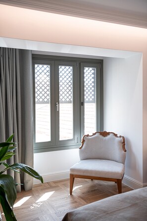 Studiosuite – deluxe, 1 kingsize-seng, byutsikt | Sengetøy i egyptisk bomull, minibar, safe på rommet og lydisolert