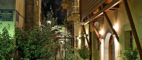 Fachada de la propiedad por la tarde o noche