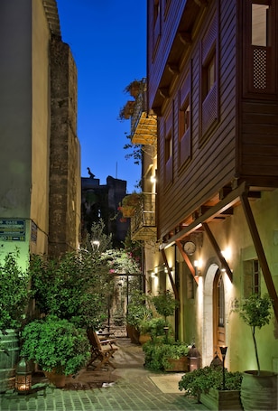 Fachada de la propiedad por la tarde o noche