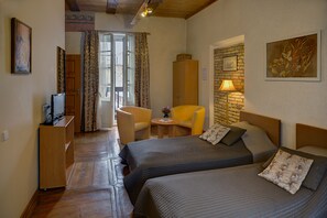 In-room safe, individually decorated, individually furnished - Bernardinu B&B House (Vilnius)